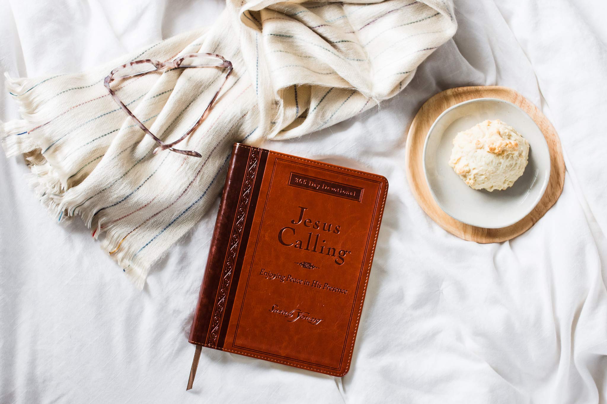 Merry & Bright Jesus Calling (365-day Devotional)