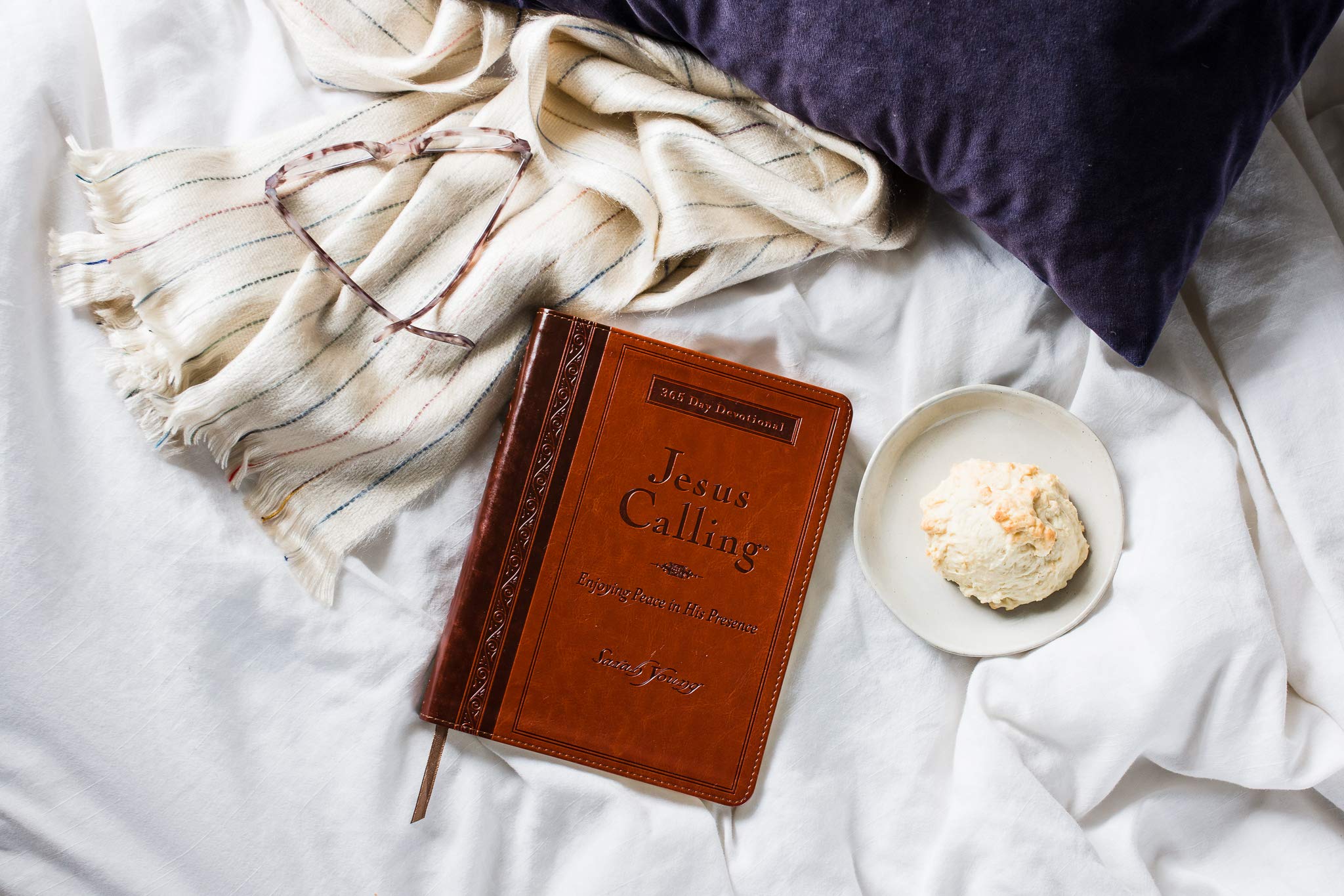Merry & Bright Jesus Calling (365-day Devotional)