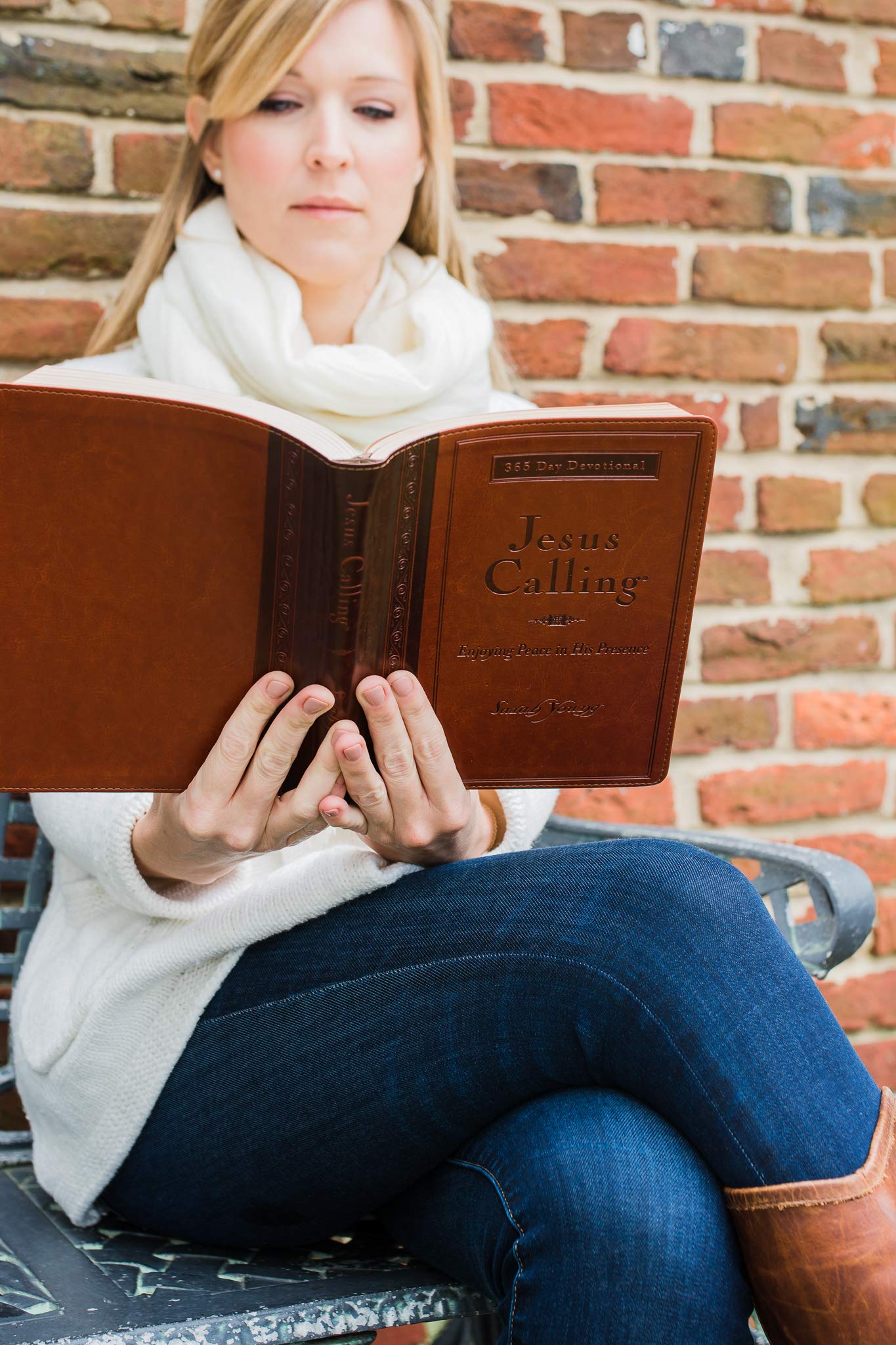 Merry & Bright Jesus Calling (365-day Devotional)